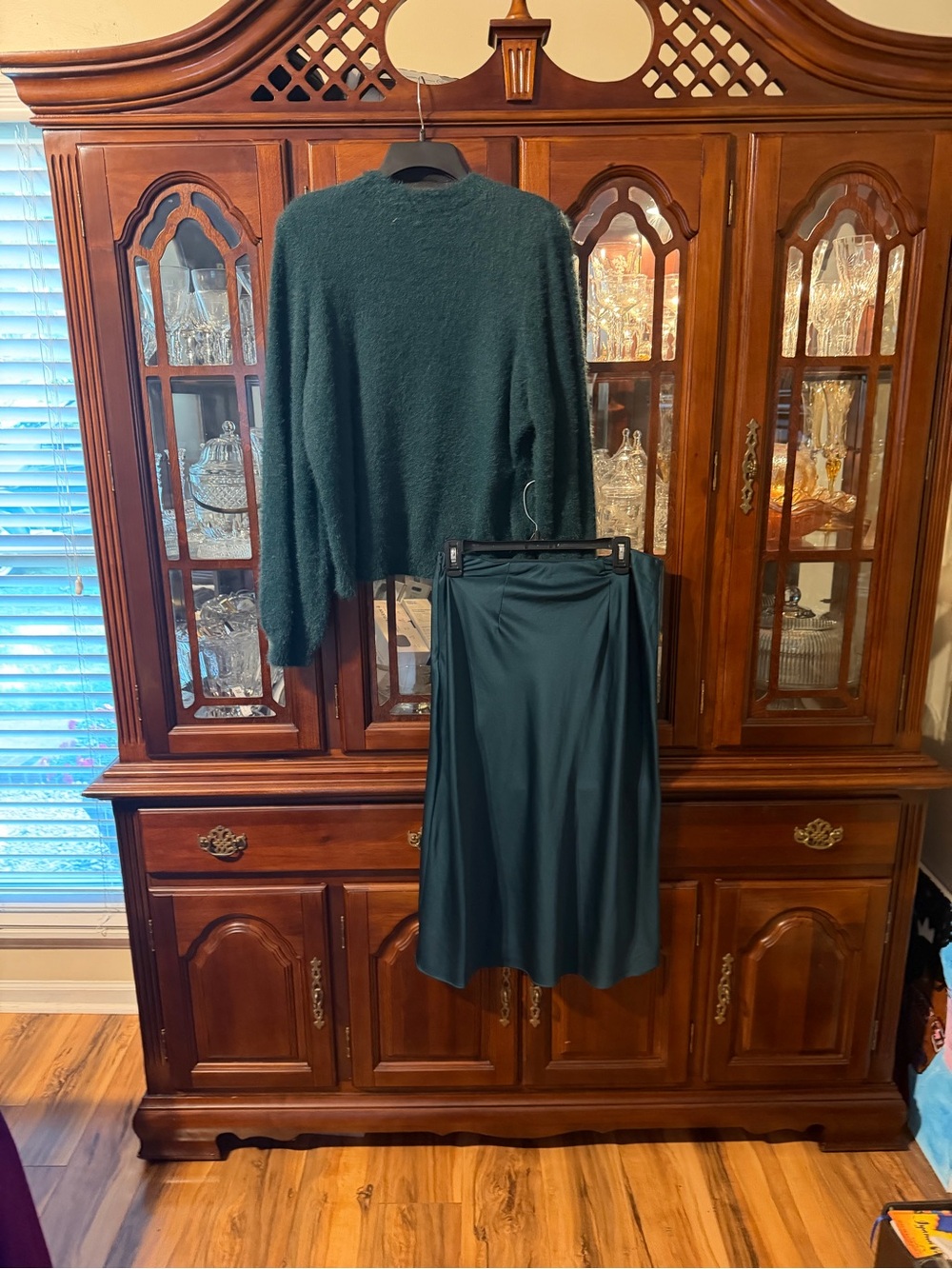 Cara Santana Nine West Dark Green Satin Midi Skirt with Matching Nylon Sweater - Picture 2 of 7